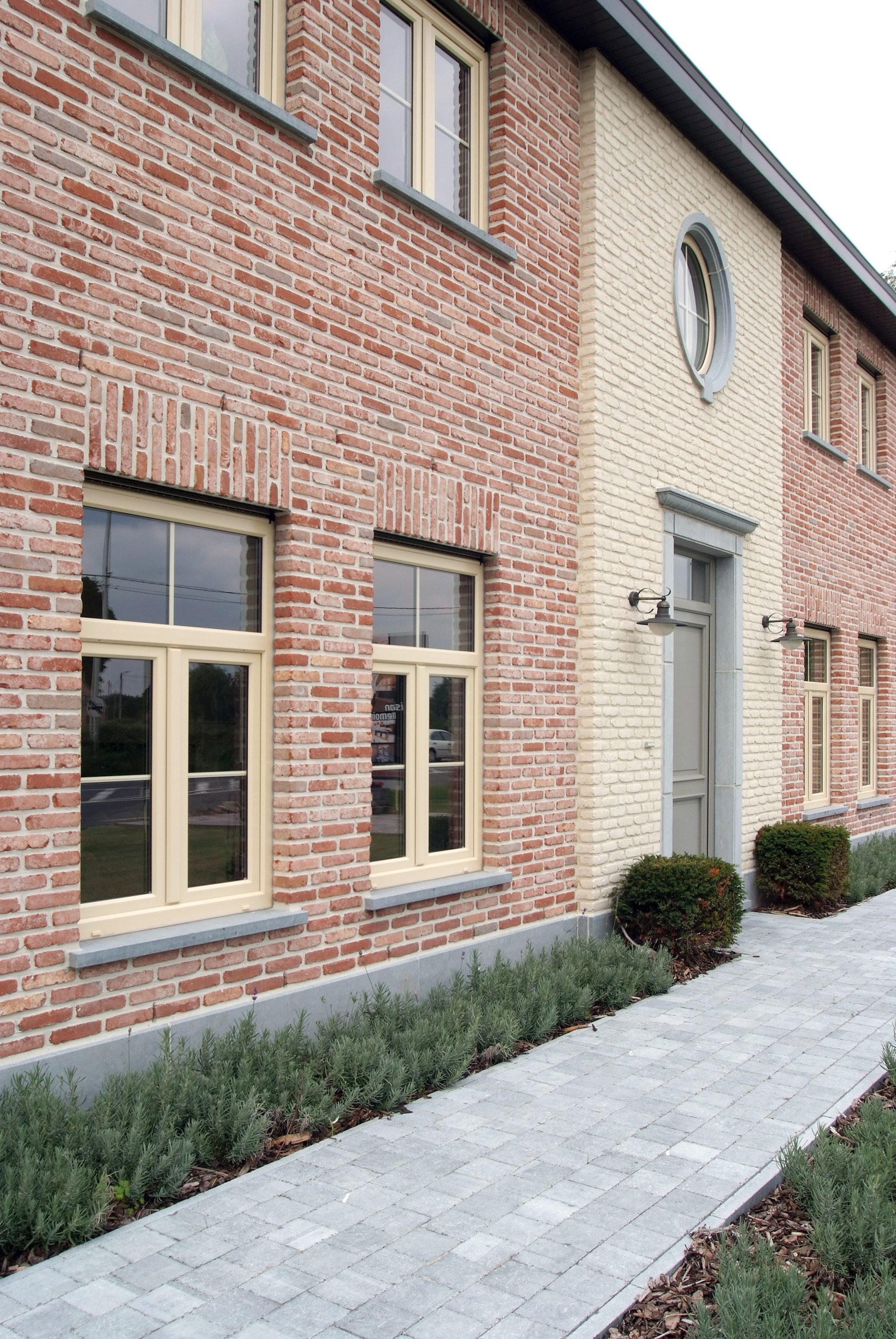 Appui de fenêtre en pierre naturelle sur une maison