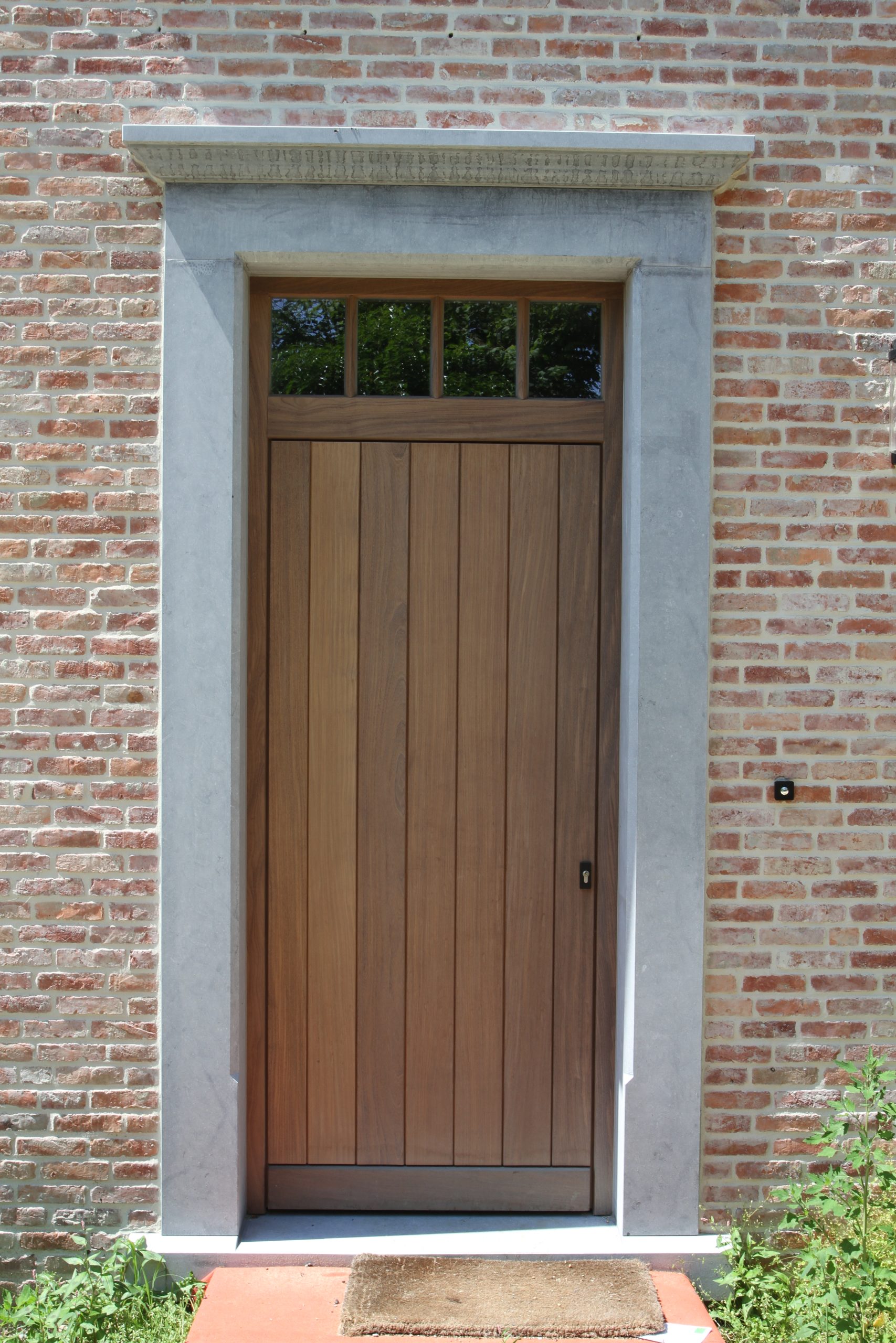 Deurdorpel natuursteen bij buitendeur