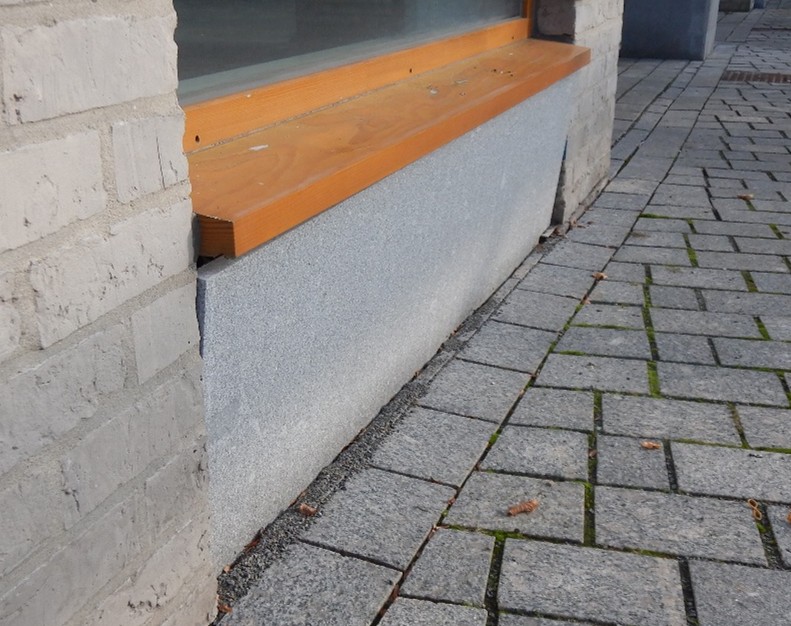 Losgekomen plint natuursteen