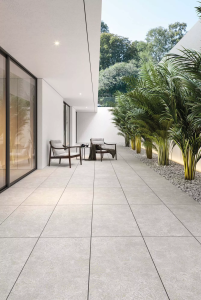 Modern terras met grote keramische terrastegels in lichte natuursteenlook
