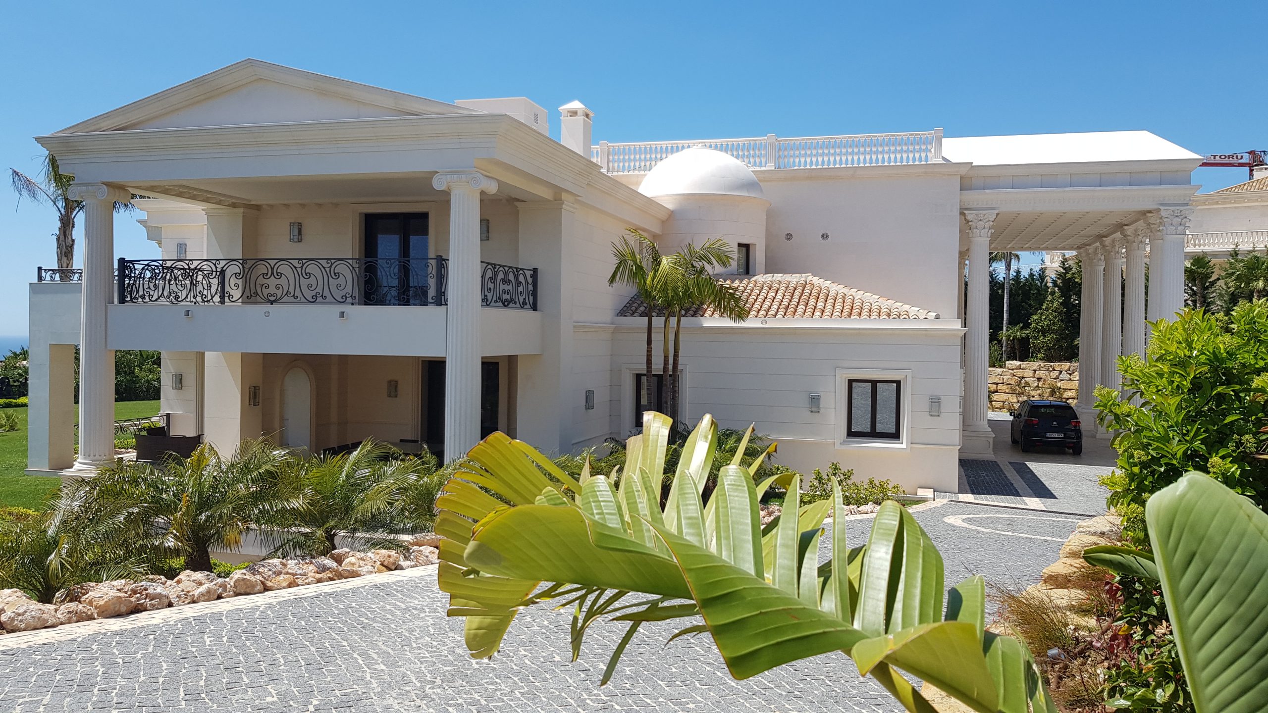 Luxe villa uitgevoerd in Piedra Paloma witte natuursteen