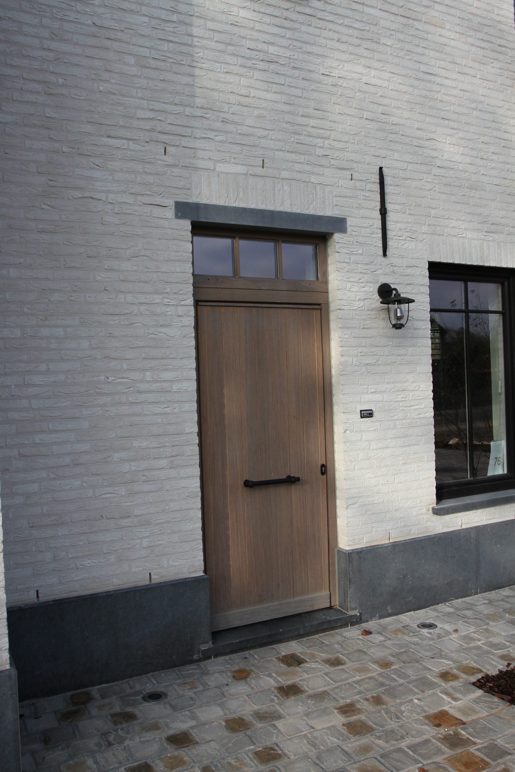 Gevel met deurdorpel in blauwe hardsteen