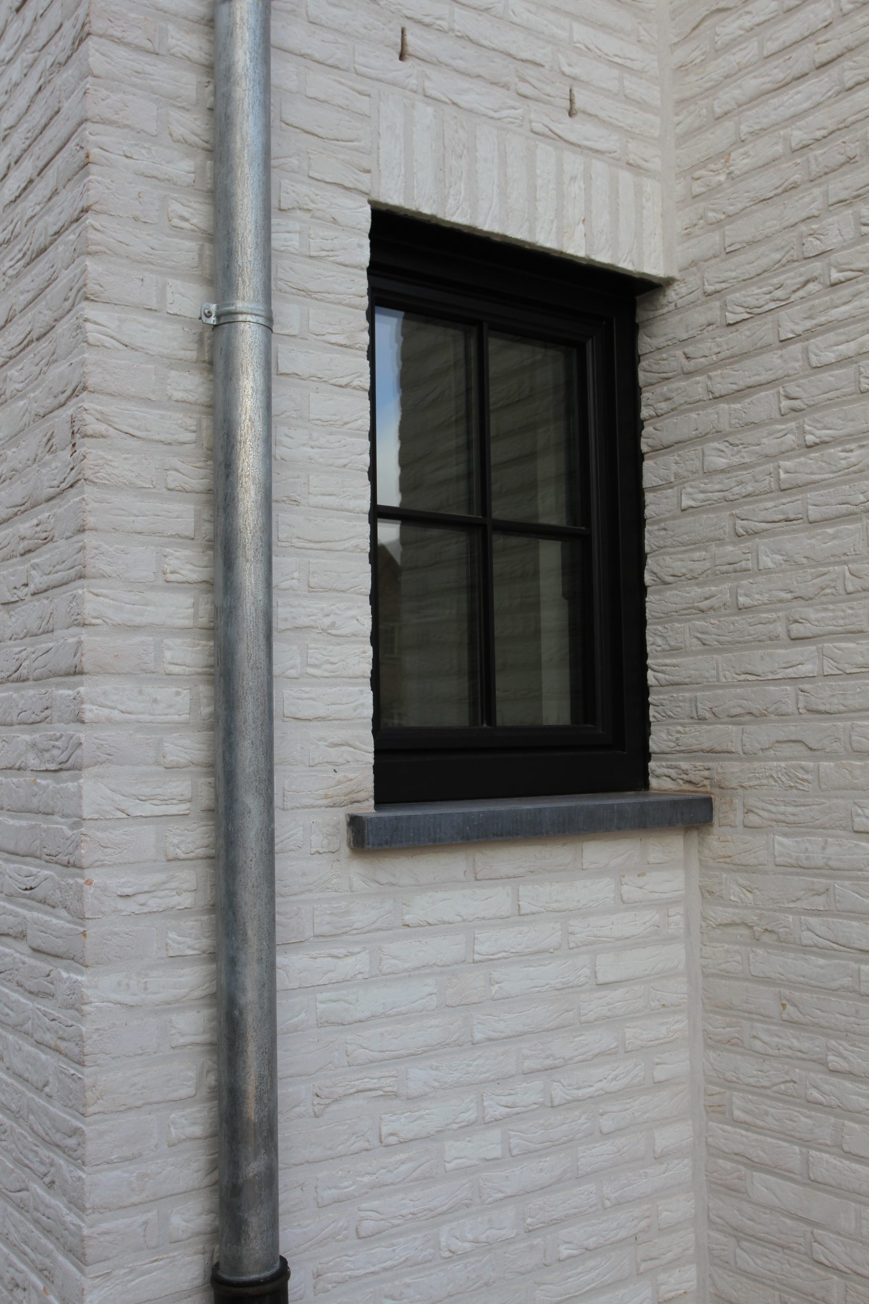 Détail du linteau de fenêtre en pierre bleue belge